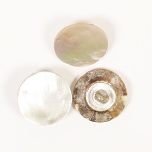 Perleťový gombík so spodným šitím 20 mm 